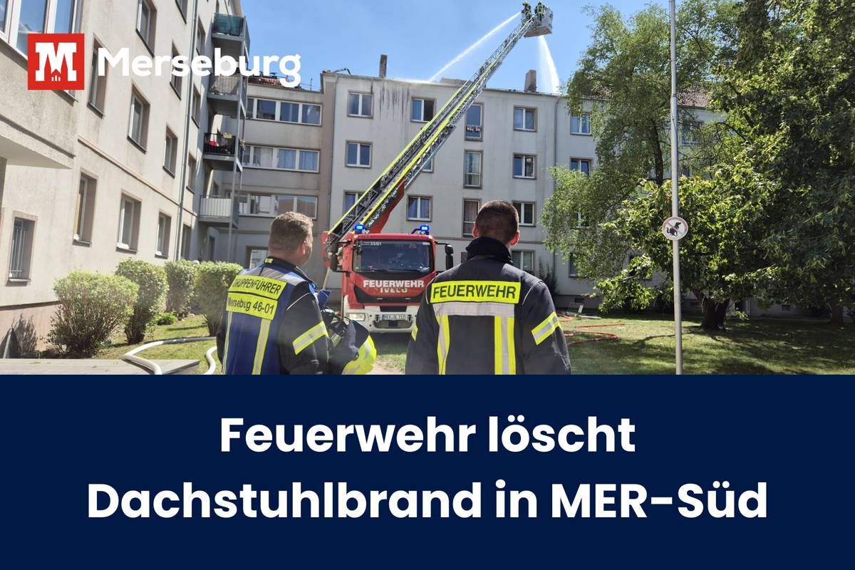 Die Feuerwehr löscht einen Dachstuhlbrand in Merseburg-Süd.