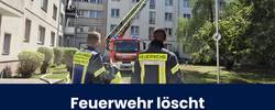 Die Feuerwehr löscht einen Dachstuhlbrand in Merseburg-Süd.