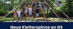 Grundschulkinder auf dem neuen Klettergerüst