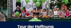 Beitragsbild Tour der Hoffnung 2026 © Pierre Johne Kinder auf einer Bühne bei einer Spendenübergabe der Tour der Hoffnung