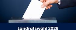 Beitragsbild Vorläufige Ergebnisse der Landratswahl 2026 © Pressestelle eine Hand, die einen Stimmzettel in die Wahlurne steckt und der Titel des Artikels