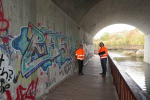 Graffiti unterhalb der Eisenbahnbrücke