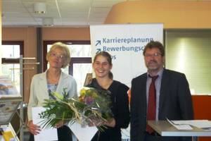 Bürgermeisterin der Stadt Merseburg, Dr. Barbara Kaaden, und Rektor der Hochschule Merseburg, Prof. Jörg Kirbs, überreichen das Deutschlandstipendium an Hanka Haschke deutschlandstipendium
