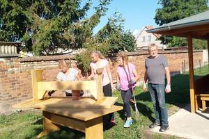Trebnitzer streichen die Tische ihrer Schutzhütte