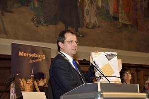 Oberbürgermeister Jens Bühligen (CDU) begrüßte ca. 200 Gäste aus Politik, Wirtschaft und Gesellschaft im Merseburger Ständehaus.