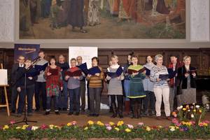 Mit Hilfe von CANTIAMO wurde die 1. Strophe des Merseburg-Liedes, welches von Horst Fischer getextet und komponiert wurde, am Ende der Neujahrsbegrüßung von allen Gästen mitgesungen.