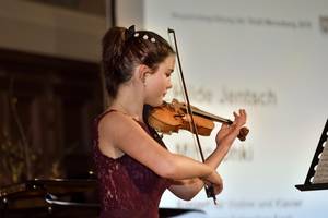RUST-Preisträgerin Hilde Jentsch (16) faszinierte das Publikum mit ihrem Spiel auf der Meistergeige, in Begleitung von Pianistin Miho Ohki.