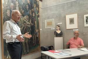 Neue Ausstellung in der Sitte-Galerie © Stadt Merseburg Perter Arlt (links), Kurator der Ausstellung, und Michael Finger (rechts), Vorsitzender des Förderkreises der Willi-Sitte-Galerie, sprechen über das ausgestellte Bild von Harald Metzkes.