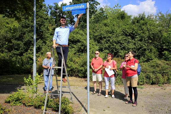 Jonathan Rumpold ist Sponsor für das Zusatzstraßenschild Aha Effekt am Straßeneck IEM3792