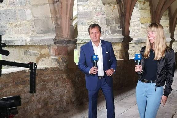 Filmbeitrag über Merseburg © Stadt Merseburg Oberbürgermeister Jens Bühligen im Interview mit Sachsen Fernsehen Moderatorin Christina über das Festjahr 2021.
