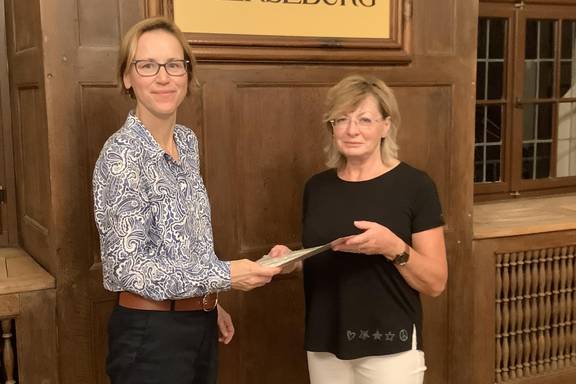 Dank an Rosel Mißberger (r) durch Wahlleiterin Ulrike Findeisen © Stadt Merseburg F4BC320F 5192 4A0C BA8C 3617AE899AF2 ©Stadt Merseburg