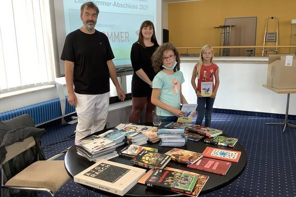 Autor Boris Pfeiffer, bibliothekarin Christin Lison mit den Gertrud und Clara v.l. © Stadt Merseburg Lesesommer XXL ©Stadt Merseburg