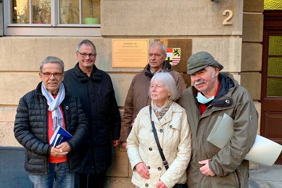 Zeitzeugen enthüllten die Gedenktafel © Stadt Merseburg Gedenktafel ©Stadt Merseburg