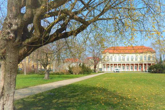 Schnappschuss: Merseburger Schlossgarten im Frühlingsgewand © Stadt Merseburg Eine Mitarbeiterin der Pressestelle der Stadt Merseburg hat bereits den ersten Versuch gewagt und ihren Lieblingsort in Merseburg fotografiert. Was sagen Sie dazu?