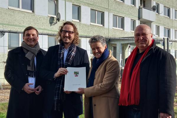 Übergabe Scheck © Pressestelle bergabe f mittel
