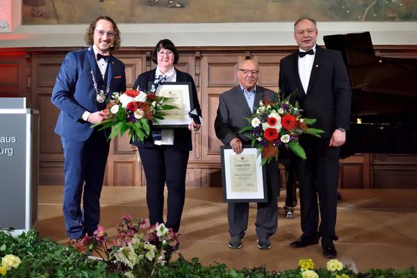 Oberbürgermeister Sebastian Müller-Bahr, die Bürgermedaillenempfänger Mechthild Meinike und Hans-Joachim Bunk sowie Stadtratsvorsitzender Michael Hayn (v. l. n. r.) während der Verleihungszeremonie. © Danny Pockrandt (miografico) buergermedaille