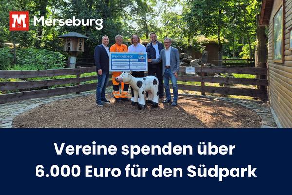Die Holzkuh im Bauernhof bekommt dank der Spende des Freizeitsportvereins bald Gesellschaft. © Pressestelle Beitragsbild Spendenübergabe: Freizeitsportverein übergibt Spendenscheck an Stadtverwaltung