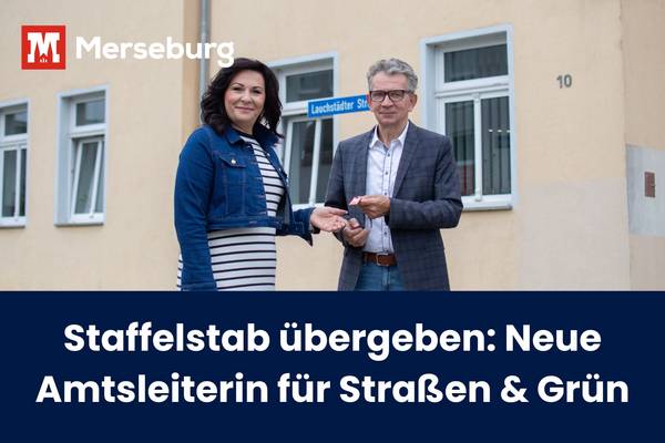 Gerd Heimbach (rechts) übergibt Siiri Drechsel (links) seinen Büroschlüssel vor dem Verwaltungsgebäude.