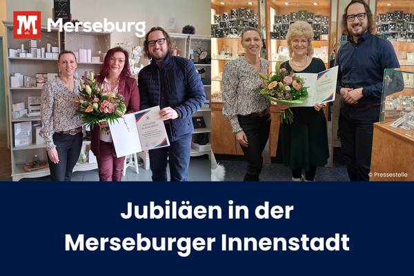 Links Frau Funk mit Blumen und Urkunde überreicht durch OB Sebastian Müller-Bahr und Jennifer Hübner aus der Wirtschaftsförderung, rechts Frau Weigelt mit Blumen, Urkunde, OB und Frau Hübner