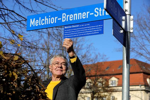 Schilderpate Dr. Günther Hannuschka beim Anbringen des Schildes © privat HBIE8244