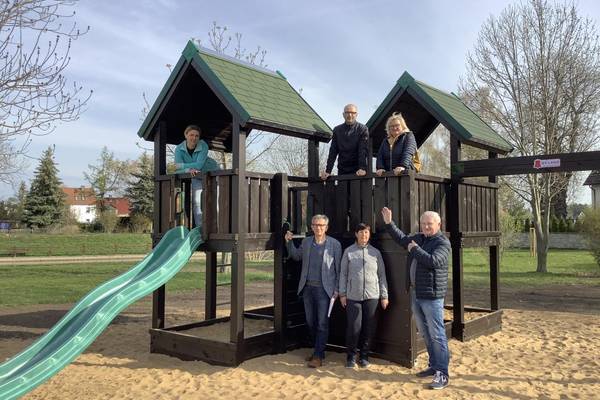 Akteure des Landfrauenvereins und der Stadt freuen sich, den neuen Spielplatz übergeben zu können. © Stadt Merseburg Akteure