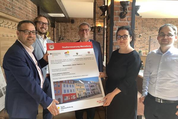 Asaad Al Hashim, Sebastian Müller-Bahr, Bernward Küper, Heike Bierling, Ivo Walther (v.l.n.r.) © Stadt Merseburg Übergabe Plakat